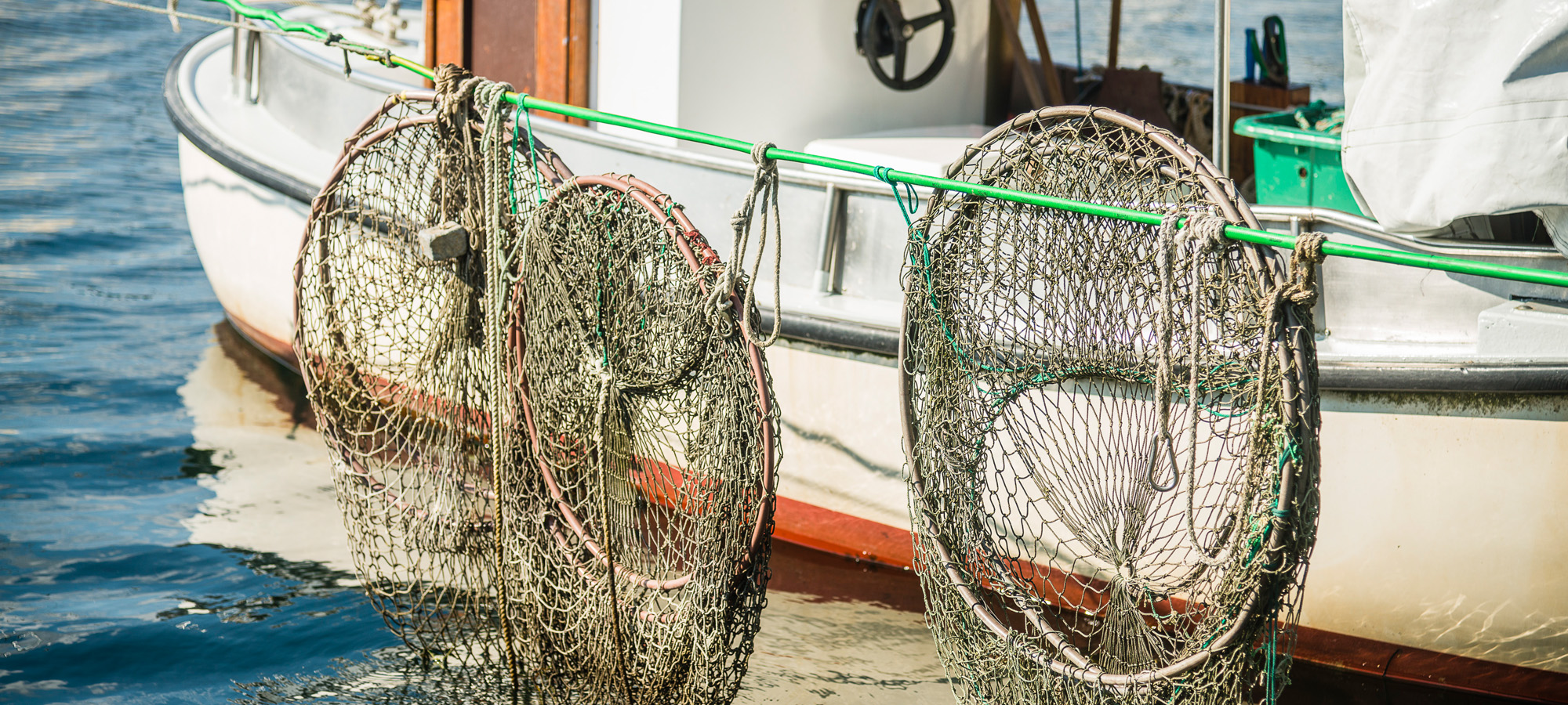 Fischerboot mit Netzen